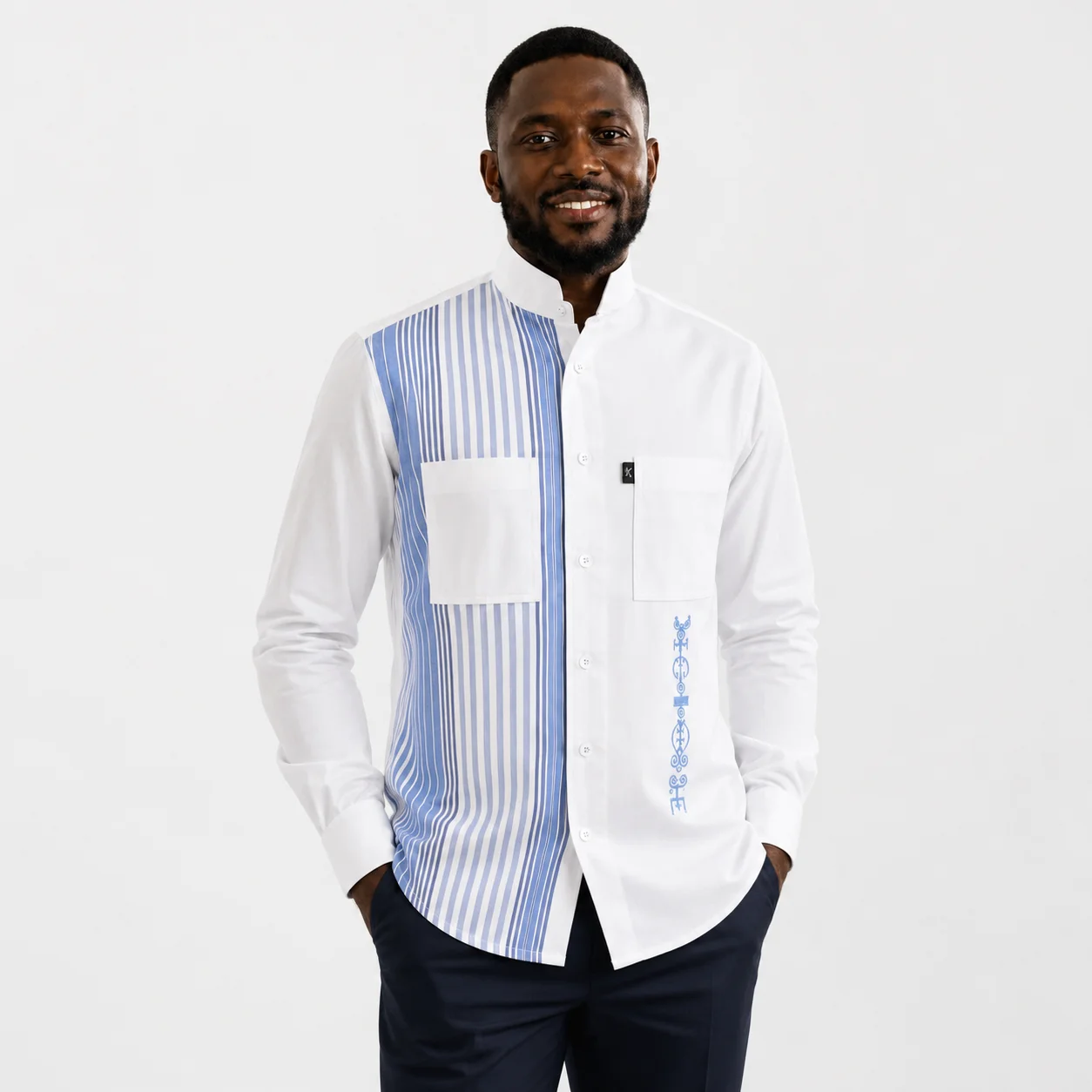 Chemise blanche KORHA à panneau rayé bleu, présentée sur mannequin